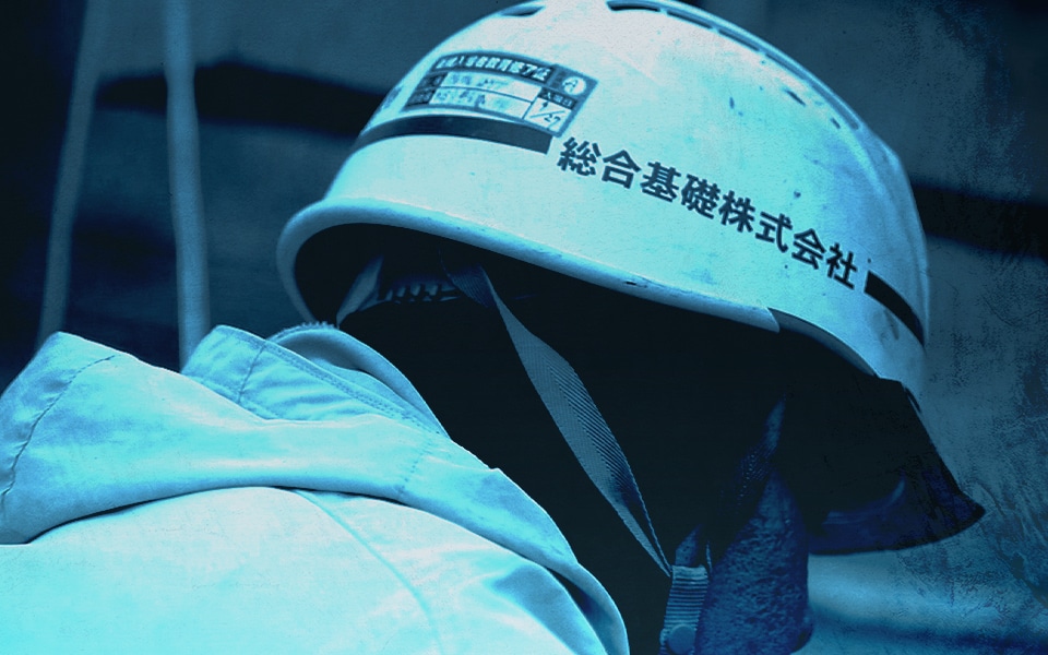 ヘルメットを被っているスタッフ